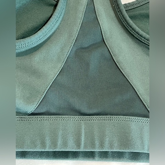 Reebok Women's Racerback Green Sports Bra Size Medium - Picture 9 of 9
